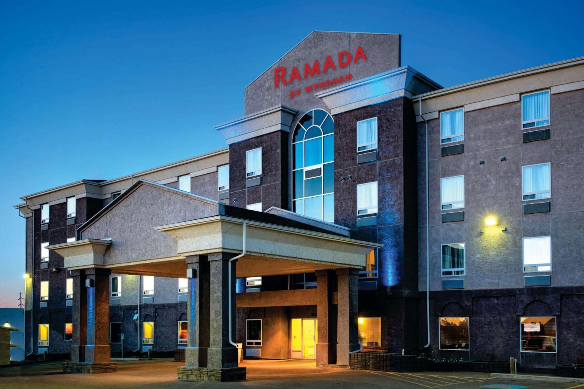 Ramada By Wyndham Принц Албърт Екстериор снимка